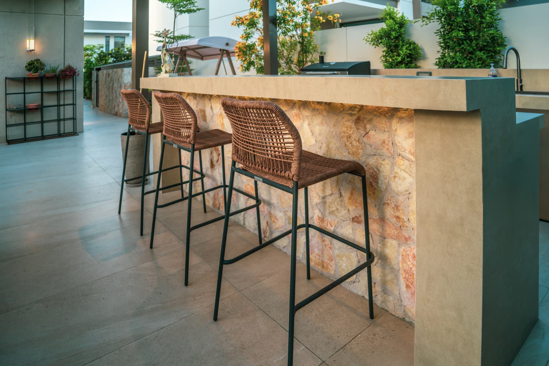 Compact garden lounge and bar area landscaped by Blue Iconic in Dubai