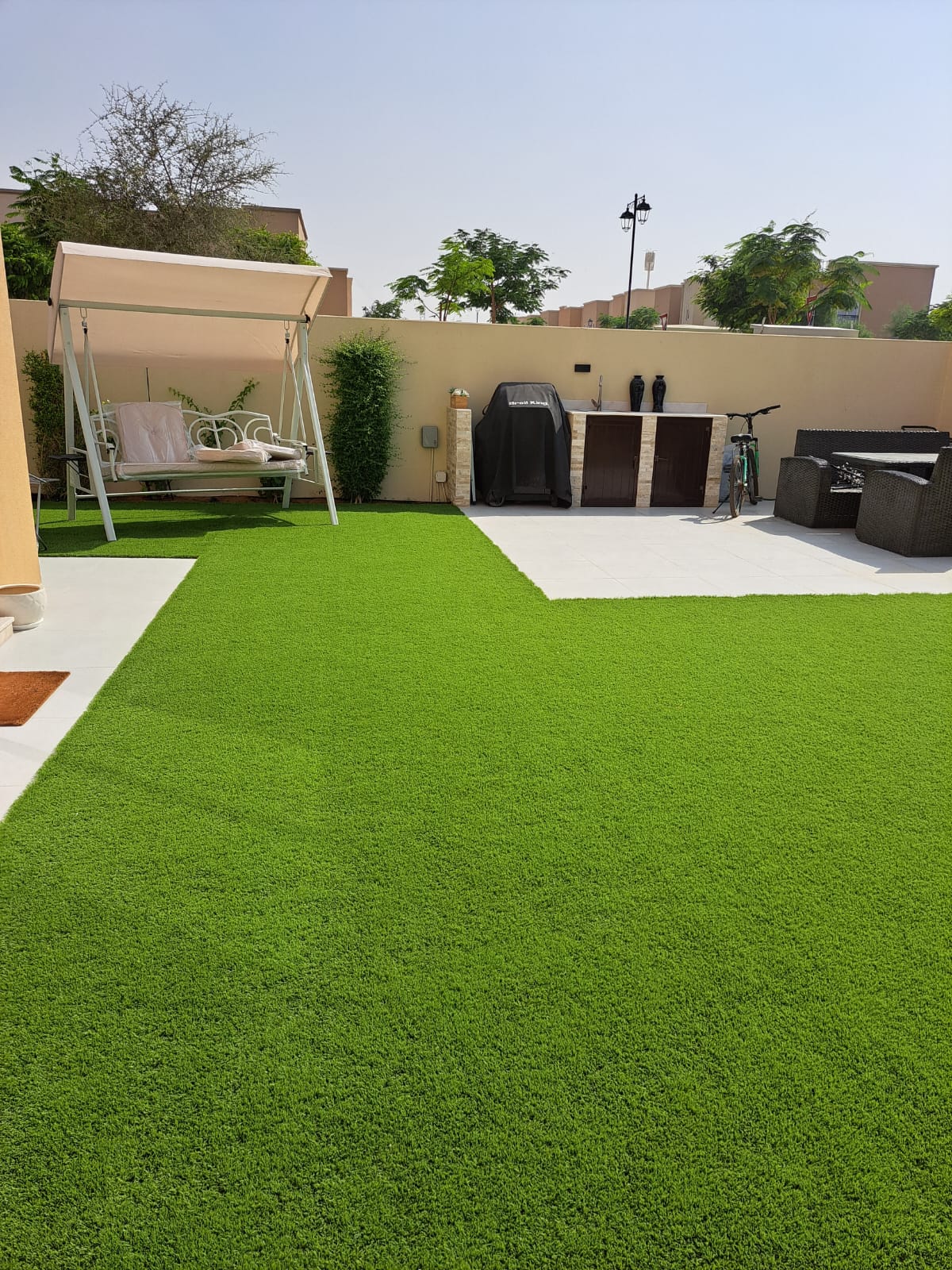 Landscaped lawn with BBQ counter — Reem Mira townhouse