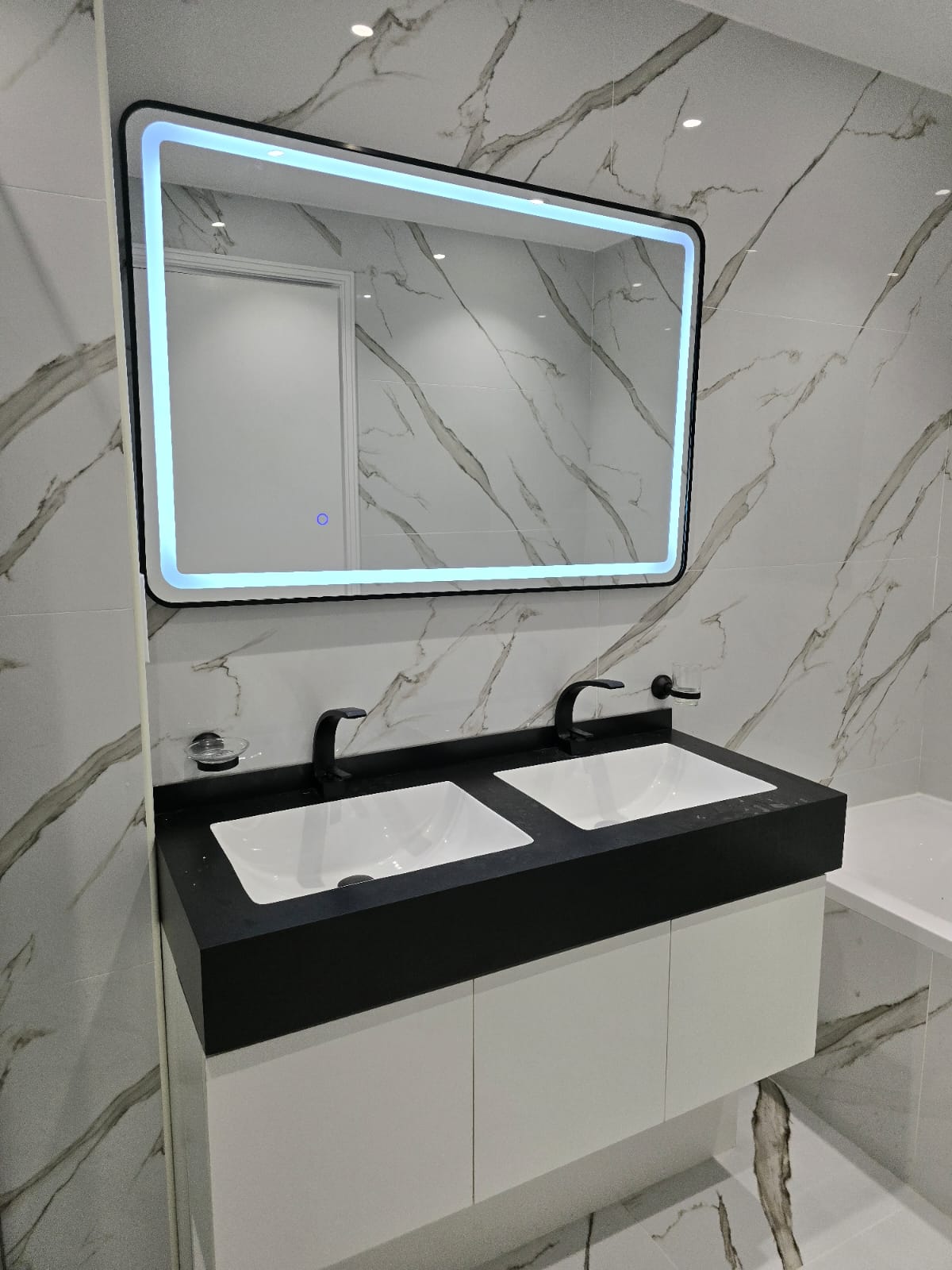 Double vanity in statuario marble — Business Bay apartment